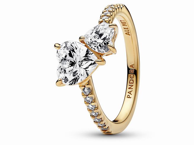 Doppel-Herz funkelnder Ring von Pandora in Gelbgold Vergoldung, Größe 58. Mit zwei herzförmigen, weißen Zirkonia-Steinen und funkelnden Details am Ringband.