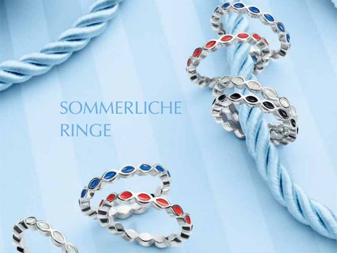 Silber Ring von Pandora im Kreisdesign mit lila Emaille in Größe 50, umgeben von weiteren Ringen in verschiedenen Farben auf einem blauen Hintergrund.