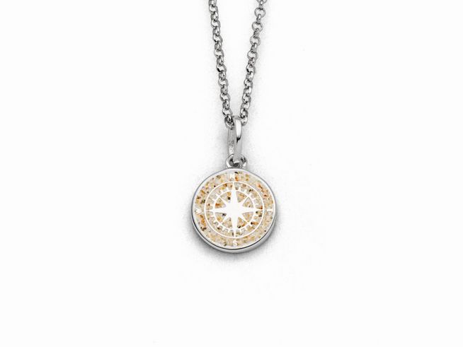 Eine elegante Kette aus Sterling Silber mit einem runden Anhänger im Kompassdesign, der filigrane Details aufweist und eine harmonische Ausstrahlung hat.
