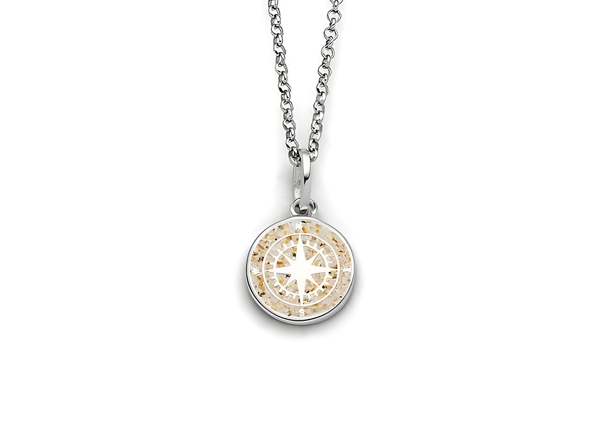 Eine elegante Kette aus Sterling Silber mit einem runden Anhänger im Kompassdesign, der filigrane Details aufweist und eine harmonische Ausstrahlung hat.