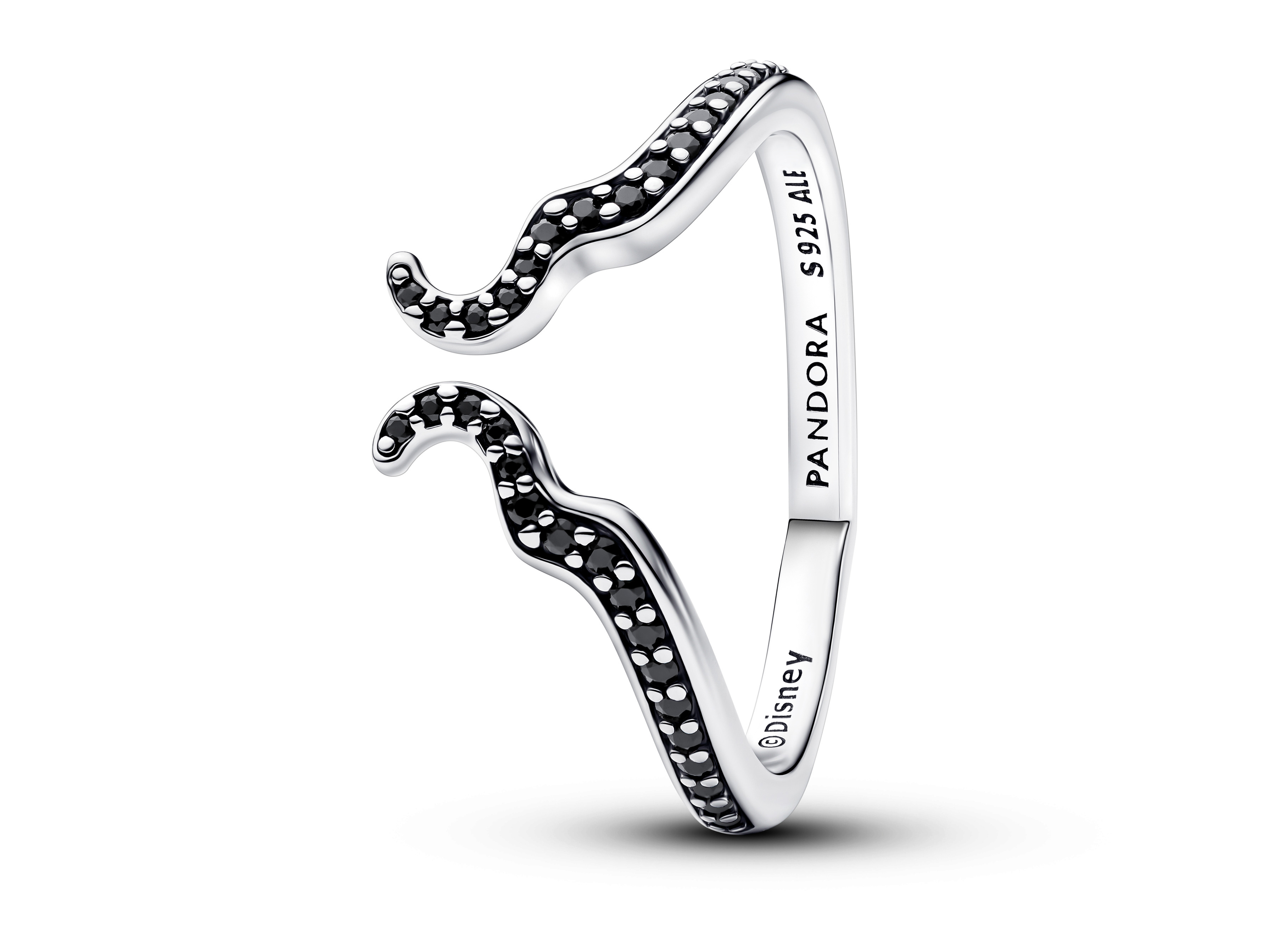 Der Ring aus Silber von Pandora zeigt ein geschwungenes Design, verziert mit schwarzen Kristallen. Er ist inspiriert von Maleficent und hat die Größe 48.