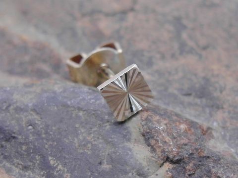Ein Ohrstecker in quadratischer Form aus edlem Gold, unisex, vom Hersteller Juwelier Harnisch, Einzelohrringe, 1 Stück.