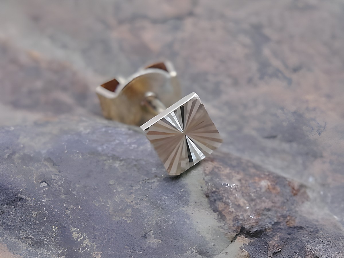 Ein Ohrstecker in quadratischer Form aus edlem Gold, unisex, vom Hersteller Juwelier Harnisch, Einzelohrringe, 1 Stück.