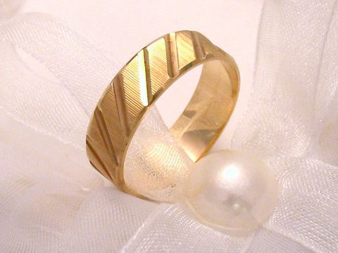 Trauring Ehering TOGETHER aus Gold 585 mit gravierter Oberflächenstruktur in der Größe 53/16,9 vom Hersteller Juwelier Harnisch, geeignet bis Größe 54/17,2.