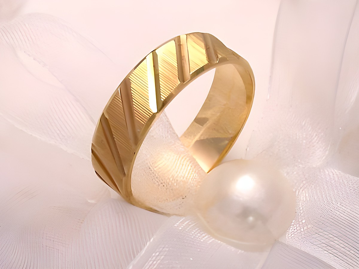 Trauring Ehering TOGETHER aus Gold 585 mit gravierter Oberflächenstruktur in der Größe 53/16,9 vom Hersteller Juwelier Harnisch, geeignet bis Größe 54/17,2.