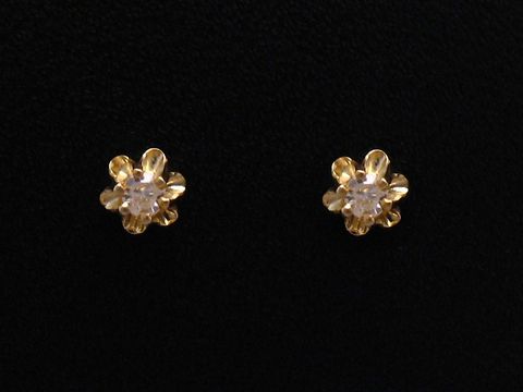 Ohrringe aus Gold 585 in Blumenform mit Diamanten 0,04 ct TCR/P1 von Juwelier Harnisch, Brillant und Diamant, schlichte Eleganz für jeden Anlass.