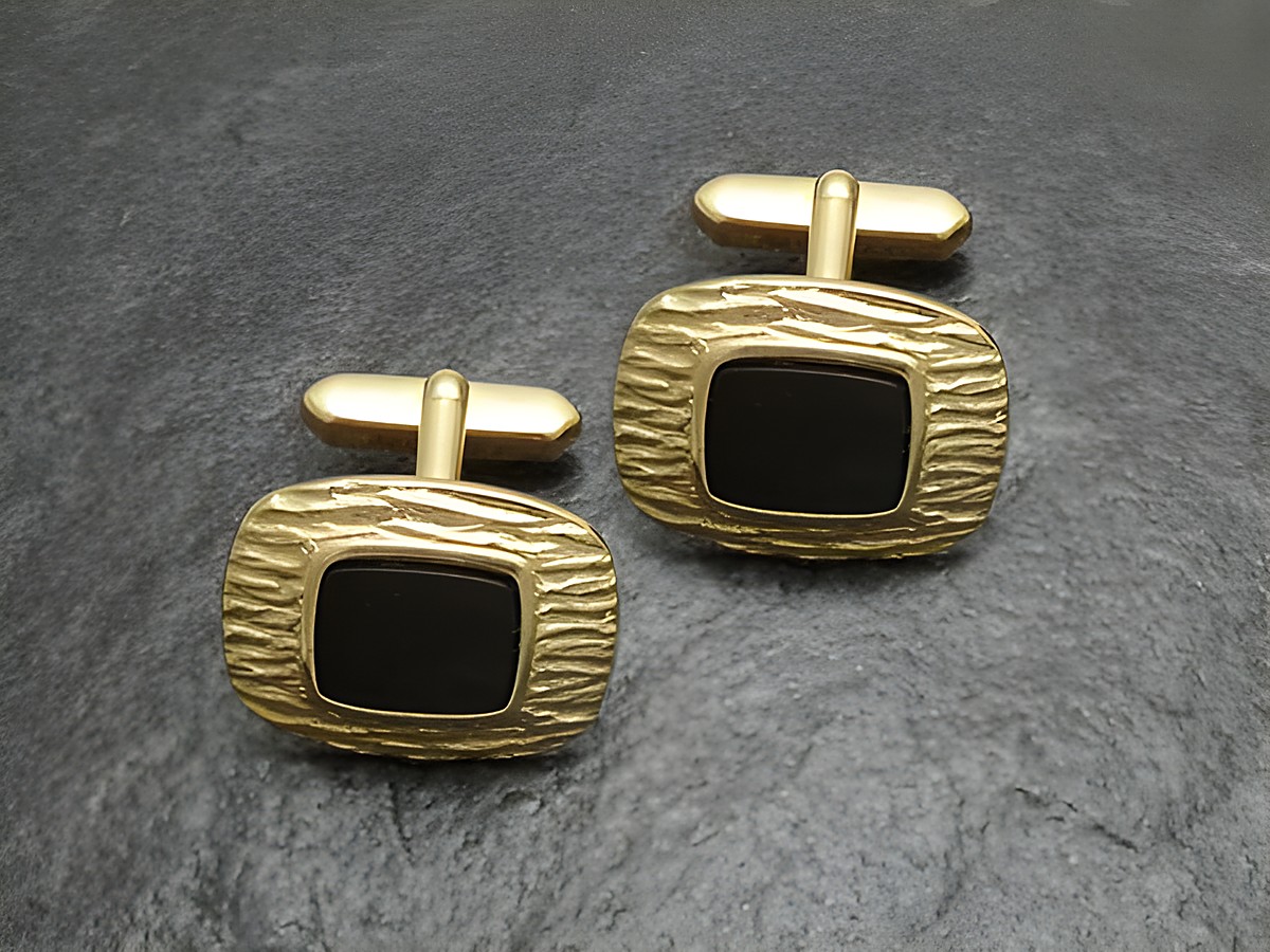 Manschettenknöpfe vergoldet in elegantem Schwarz Onyx-Look, Hersteller Juwelier Harnisch, goldfarbenes Design mit strukturierter Oberfläche und schwarzen Einsätzen.