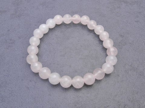 Rosenquarz Armband rosa 20 cm mit Gummizug von Juwelier Harnisch, Armband mit Edelsteinen in sanften Rosatönen, perfekt als modisches Accessoire oder Geschenk.