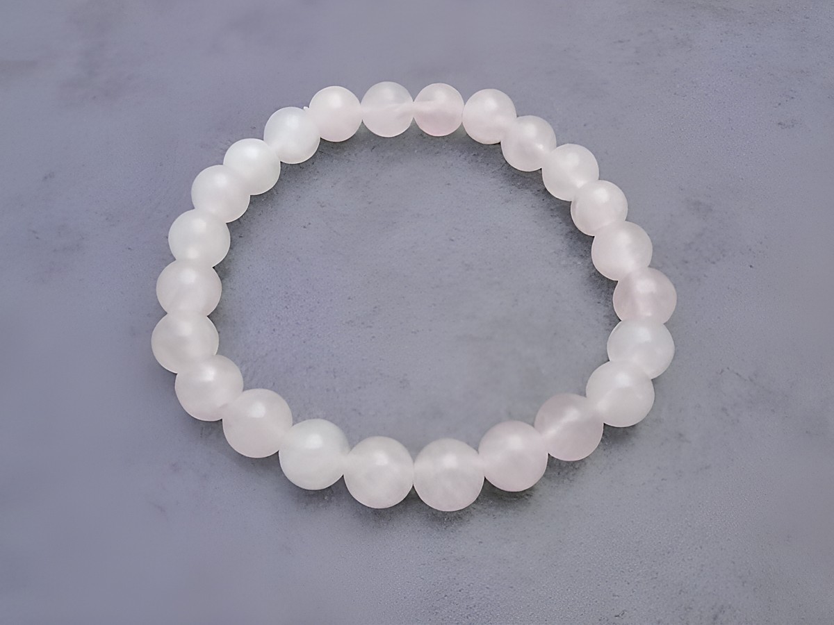 Rosenquarz Armband rosa 20 cm mit Gummizug von Juwelier Harnisch, Armband mit Edelsteinen in sanften Rosatönen, perfekt als modisches Accessoire oder Geschenk.