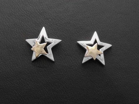 Silber Ohrringe in Sternform mit einem gelben bicolor Zirkonia, hergestellt von Juwelier Harnisch, strahlen zeitlosen Schmuckstil aus. Ideal für jeden Anlass.