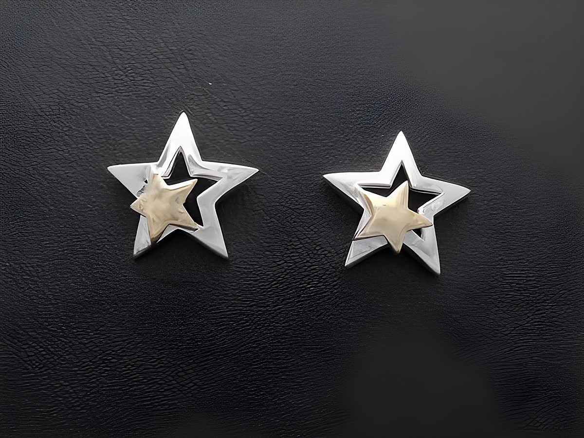 Silber Ohrringe in Sternform mit einem gelben bicolor Zirkonia, hergestellt von Juwelier Harnisch, strahlen zeitlosen Schmuckstil aus. Ideal für jeden Anlass.