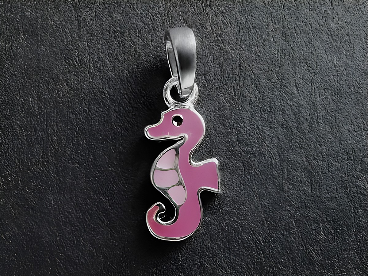 Silberner Seepferdchen Anhänger, rhodiniert, in Rosa und Pink mit schwarzen Akzenten, geeignet für Kinder, von Juwelier Harnisch, ideal für die Schwimmbegeisterten.
