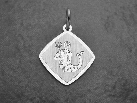Der Anhänger zeigt das Sternzeichen Wassermann, aus rhodiniertem Sterling Silber gefertigt. Die detailreiche Darstellung eines majestätischen Wasserträgers ist auf einer glänzenden Oberfläche zu sehen.