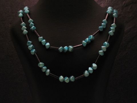 Zweireihige Kette aus blauen eckigen Perlen von Juwelier Harnisch, elegant und modern, ideal als Schmuckstück für besondere Anlässe oder den Alltag. Perfekte Kombination aus Stil und Farbe.