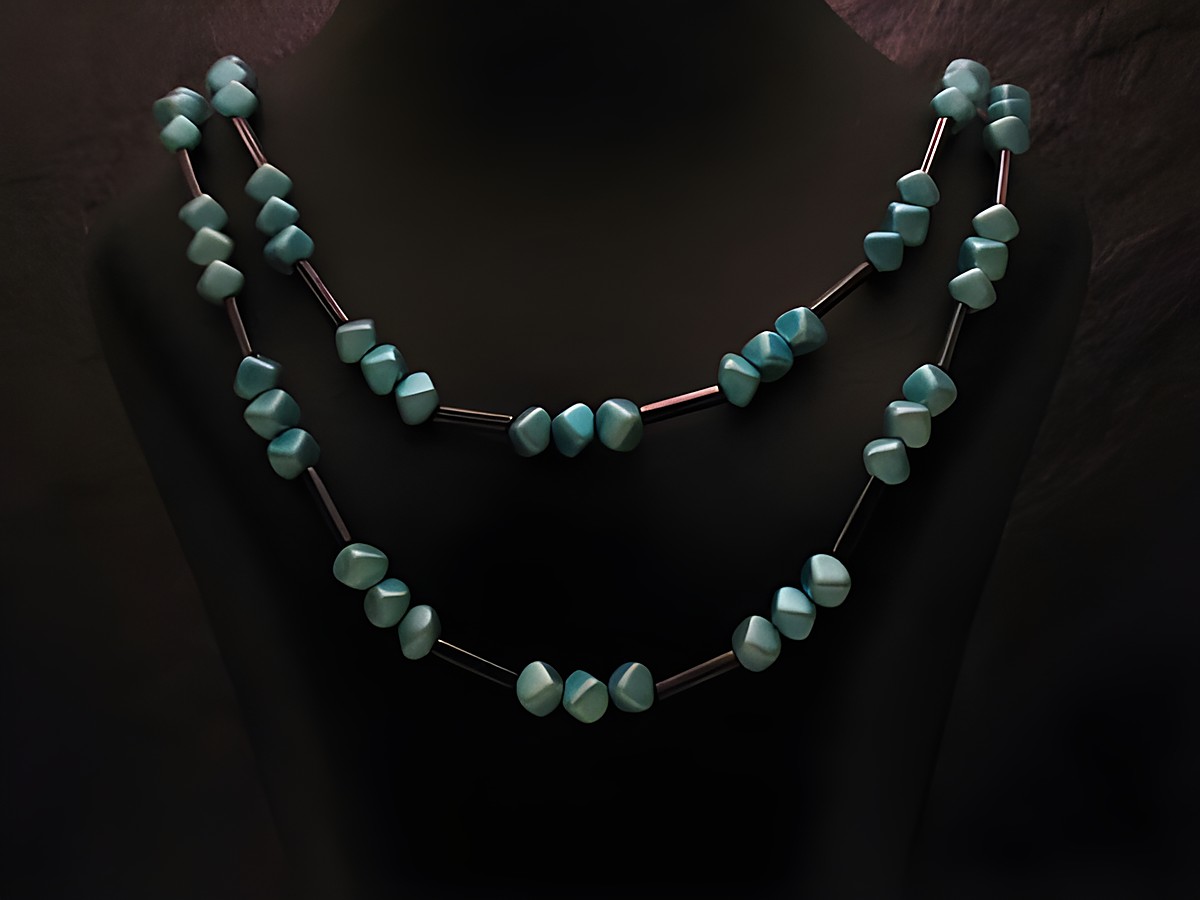 Zweireihige Kette aus blauen eckigen Perlen von Juwelier Harnisch, elegant und modern, ideal als Schmuckstück für besondere Anlässe oder den Alltag. Perfekte Kombination aus Stil und Farbe.