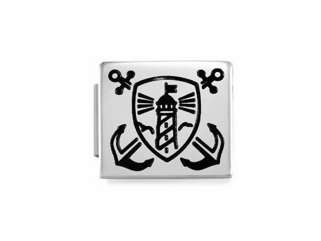 Edelstahl Charms Schild mit Leuchtturm und Anker-Motiv von Nomination, zeigt symmetrisches Design in schwarzer Farbe auf silbernem Hintergrund. Ideal für Schmuckliebhaber.
