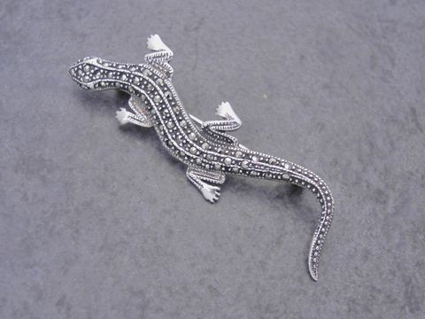 Silber Brosche in Form eines Salamanders, tierisch gestaltet mit Markasit, Hersteller Juwelier Harnisch, perfekt als auffälliges Accessoire für jeden Anlass.