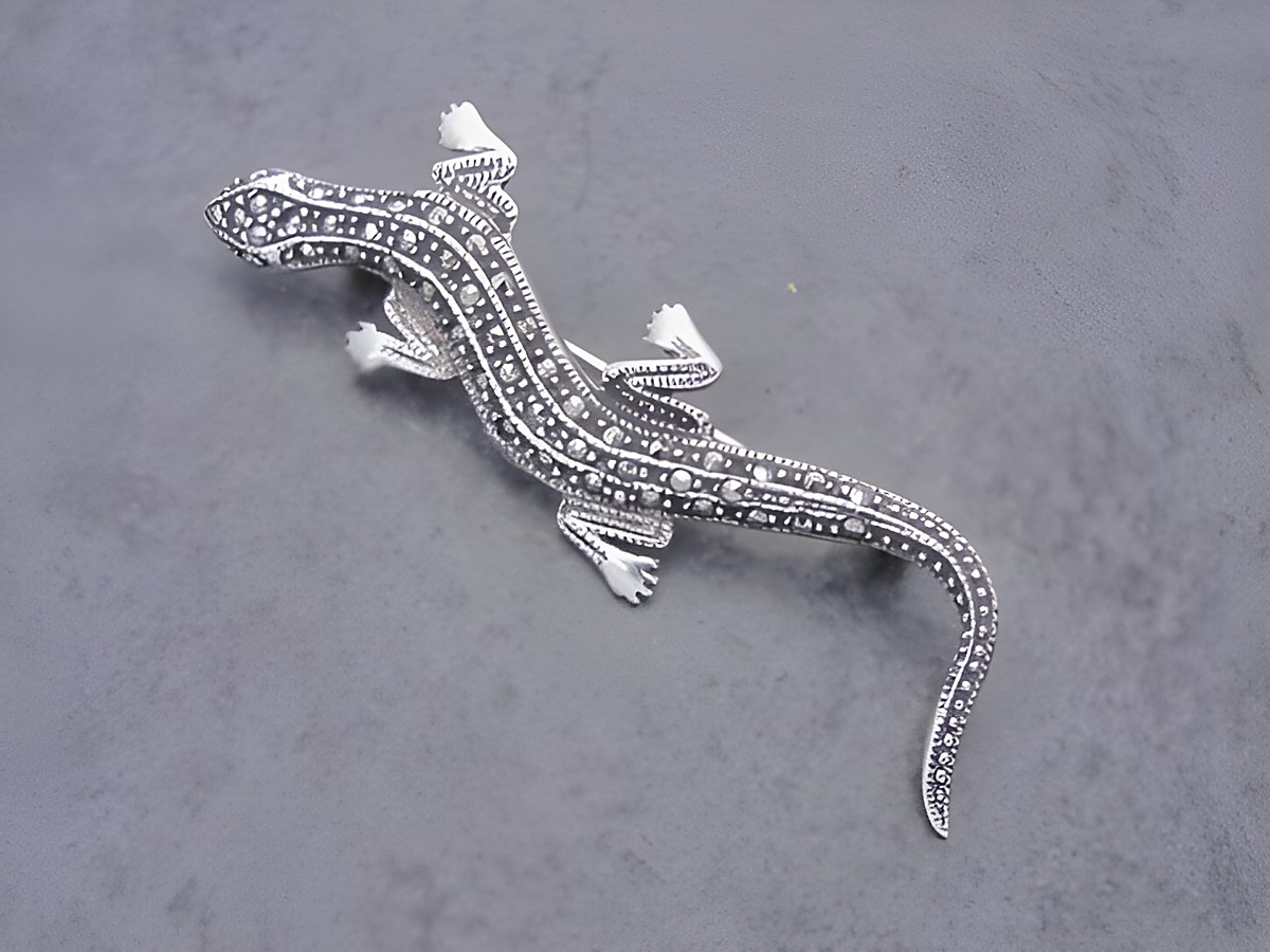 Silber Brosche in Form eines Salamanders, tierisch gestaltet mit Markasit, Hersteller Juwelier Harnisch, perfekt als auffälliges Accessoire für jeden Anlass.