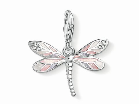 Charm-Anhänger von Thomas Sabo in Form einer pinken Libelle aus Silber mit funkelnden Details und bunten Flügeln, ideal für individuelle Schmuckkreationen.