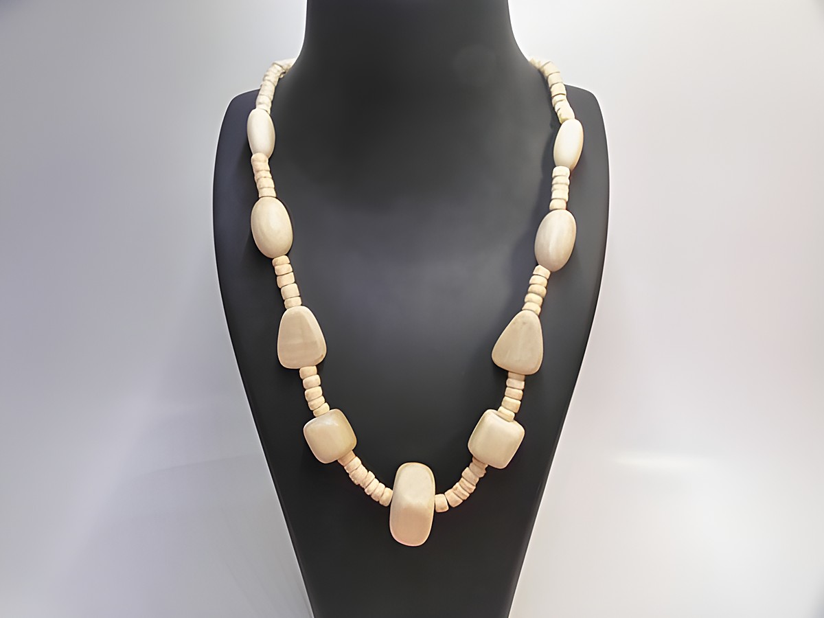 Holzkette Multiform 28 mm naturbraun 60 cm von Juwelier Harnisch, zeigt eine elegante Kombination aus verschiedenen Holzperlen in naturbrauner Farbe, ideal für modische Akzente.