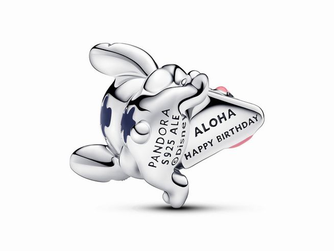 Das Bild zeigt einen silbernen Charm von Pandora in Form von Stitch aus Disney, verziert mit lila Emaille, mit der Aufschrift Aloha Happy Birthday.