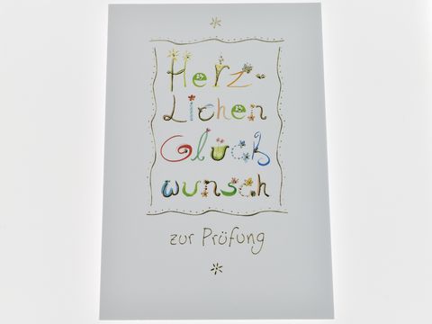 Glückwunschkarte mit bunten Blumen und Schmetterlingen, Text in bunten Buchstaben, der herzliche Glückwünsche zur Prüfung ausdrückt, vom Hersteller Juwelier Harnisch.