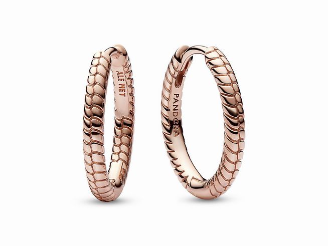 Kleine Charm-Ohrringe aus Roségold Vergoldung von Pandora, designorientiert mit feiner Struktur und rundem, elegantem Stil. Attraktives Schmuckstück für jeden Anlass.