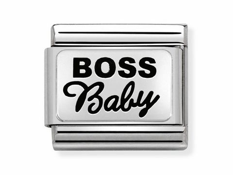 Ein silberner Charm mit dem Schriftzug BOSS Baby in schwarzer Schrift auf weißem Hintergrund, ideal für die Nomination Classic Kollektion.