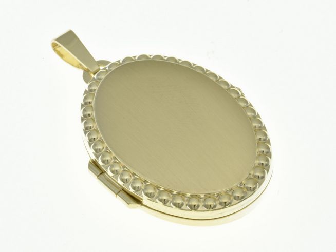 Medaillon in ovaler Form aus Sterling Silber, gelbgold vergoldet, teilmattiert und elegant, Hersteller Juwelier Harnisch, mit einem geschmackvollen Rand aus kleinen Details.