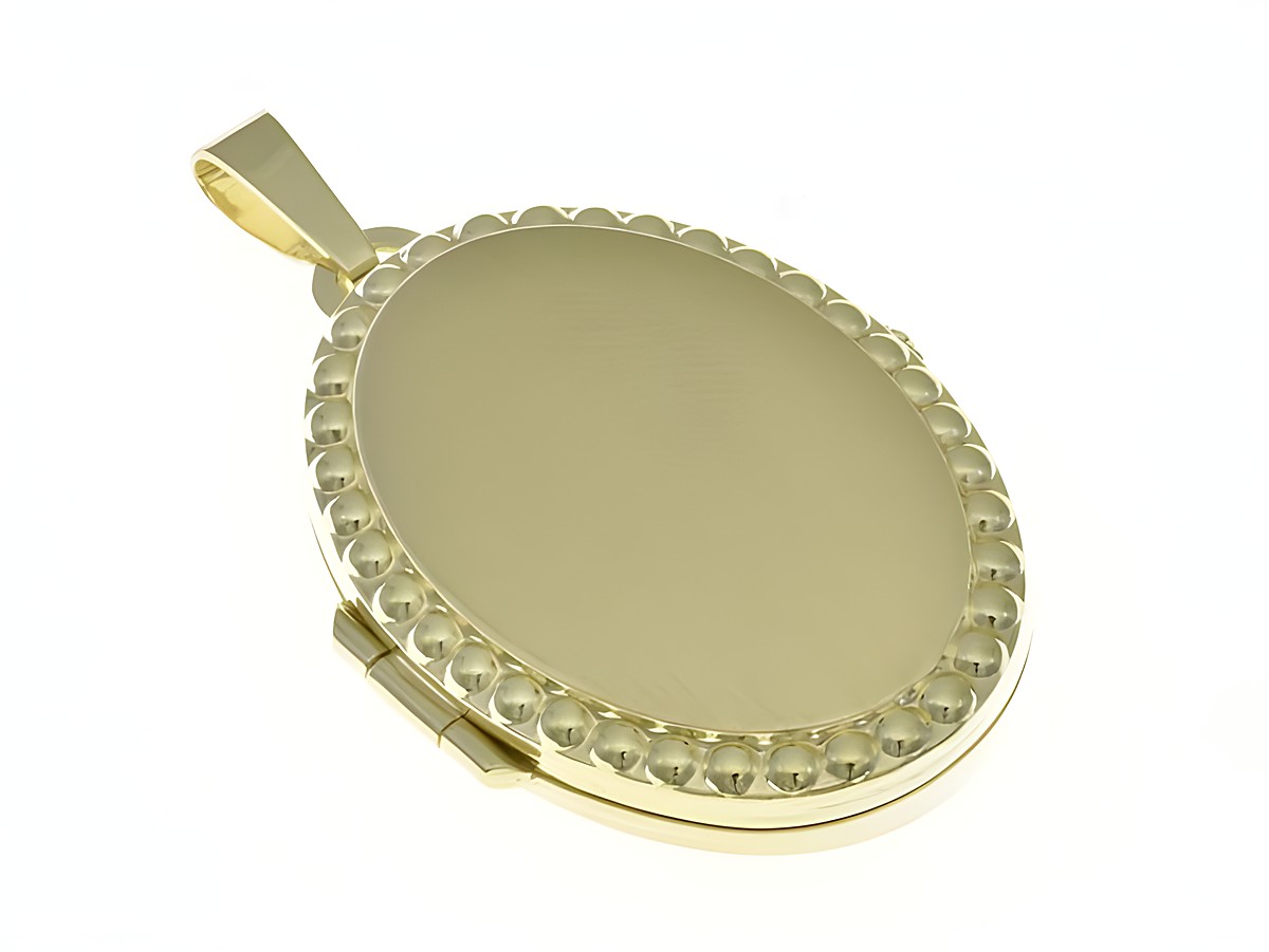 Medaillon in ovaler Form aus Sterling Silber, gelbgold vergoldet, teilmattiert und elegant, Hersteller Juwelier Harnisch, mit einem geschmackvollen Rand aus kleinen Details.