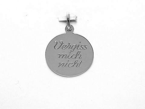 Gravurplatte mit dem Schriftzug Vergiss mich nicht auf einem runden silbernen Anhänger, hergestellt von Juwelier Harnisch. Elegantes Design ideal für persönliche Geschenke.