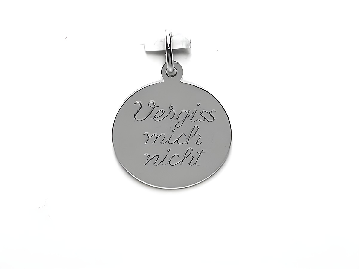 Gravurplatte mit dem Schriftzug Vergiss mich nicht auf einem runden silbernen Anhänger, hergestellt von Juwelier Harnisch. Elegantes Design ideal für persönliche Geschenke.