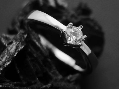Silberring mit Krappenfassung, Zirkonia in der Mitte, aus rhodiniertem Sterling Silber, Größe 52, Hersteller Juwelier Harnisch, elegant und schimmernd.