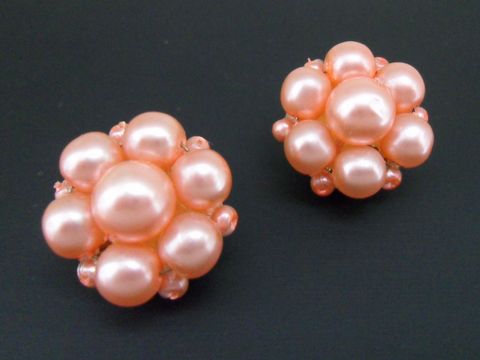 Ohrclip in rosa blumigem Design mit goldfarbenen Details und synthetischen Zuchtperlen, Hersteller: Juwelier Harnisch, ideal für elegante Anlässe.