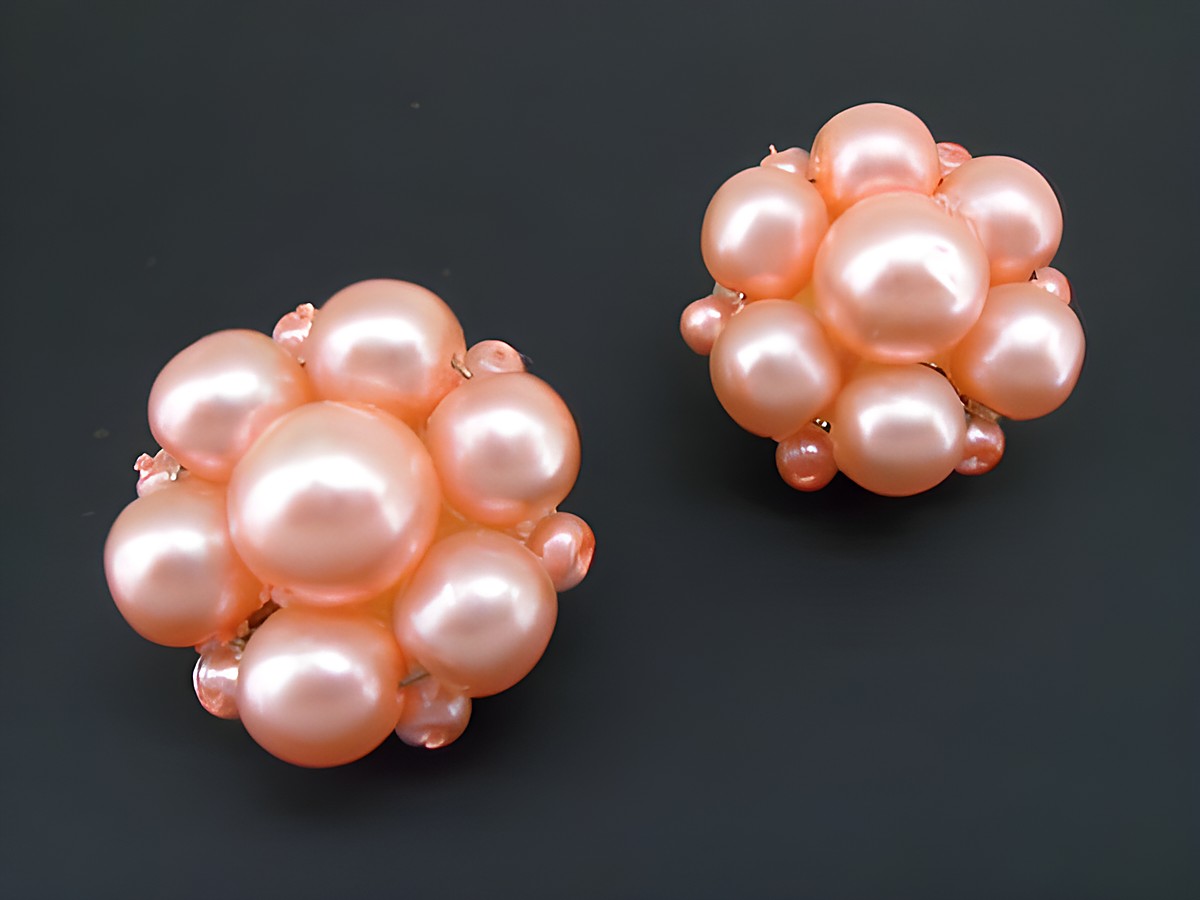 Ohrclip in rosa blumigem Design mit goldfarbenen Details und synthetischen Zuchtperlen, Hersteller: Juwelier Harnisch, ideal für elegante Anlässe.