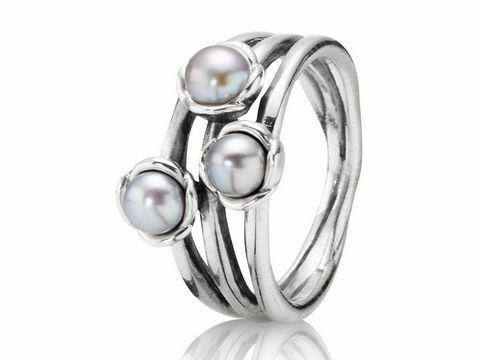 Runder Pandora Ring aus Silber in Größe 50/16 mit drei grauen Zuchtperlen in einer eleganten, geschwungenen Anordnung. Ideal für stilvolle Akzente.