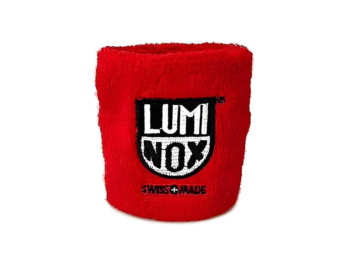 Luminox Schweißband in leuchtendem Rot mit schwarzem Luminox Logo und der Aufschrift Swiss Made, ideal als Zubehör für die Luminox Uhrenbox.