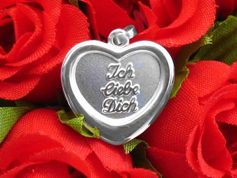 Herz Gravurplatte aus Sterling Silber mit der Aufschrift Ich liebe Dich, umgeben von roten Rosen, eignet sich perfekt als romantisches Geschenk von Juwelier Harnisch.
