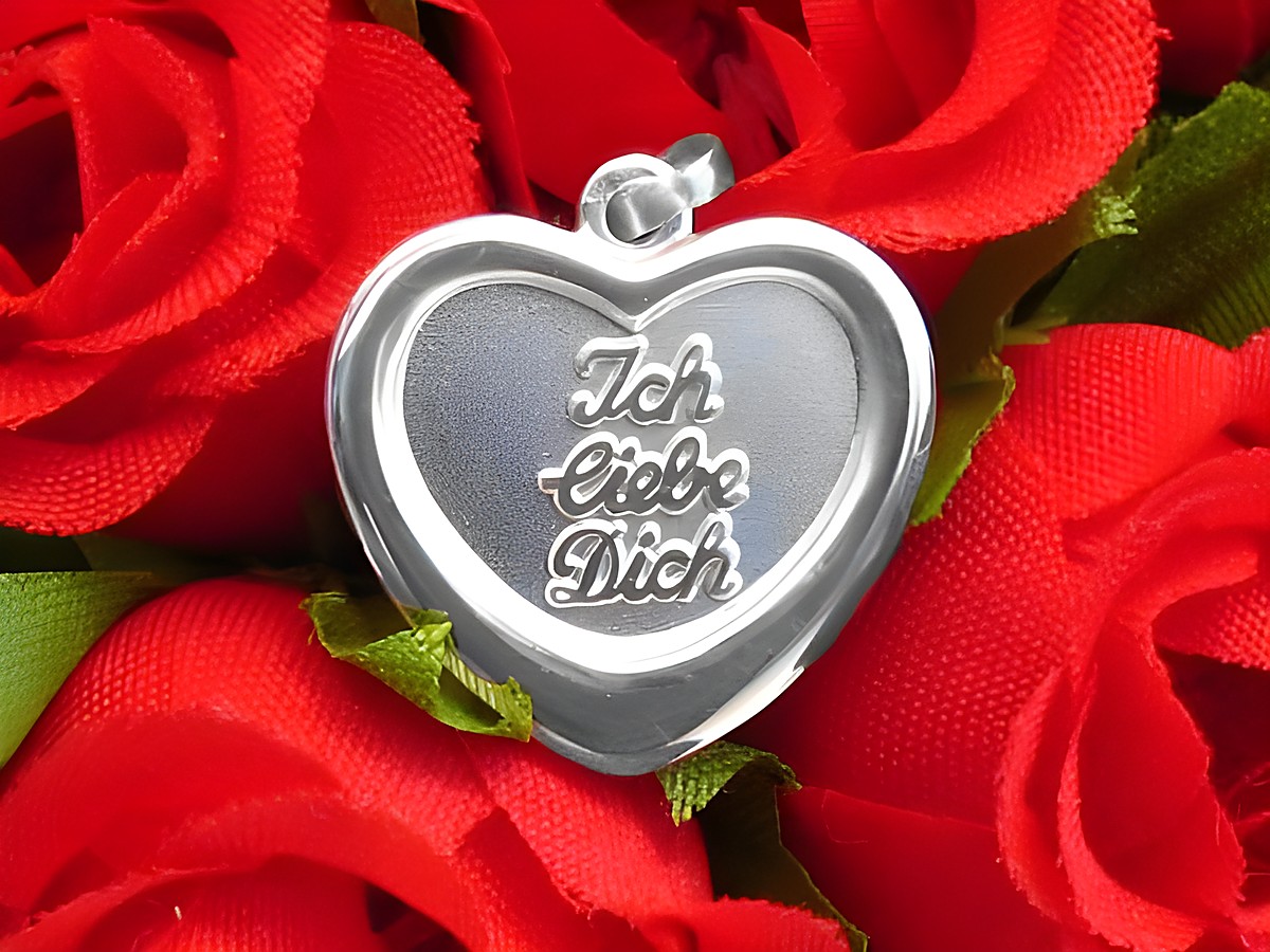 Herz Gravurplatte aus Sterling Silber mit der Aufschrift Ich liebe Dich, umgeben von roten Rosen, eignet sich perfekt als romantisches Geschenk von Juwelier Harnisch.