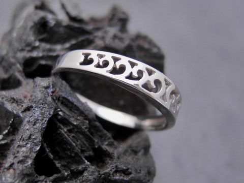 Ring aus Weißgold mit filigranem Muster in Größe 54,5, Hersteller Juwelier Harnisch, bis Größe 56/18. Ansprechend auf schwarzem Untergrund präsentiert.