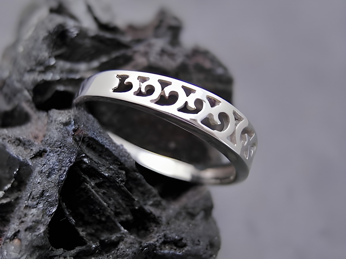 Ring aus Weißgold mit filigranem Muster in Größe 54,5, Hersteller Juwelier Harnisch, bis Größe 56/18. Ansprechend auf schwarzem Untergrund präsentiert.