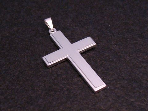 Anhänger Kreuz aus Sterling Silber, schlicht und göttlich, vom Hersteller Juwelier Harnisch, perfekt für einen eleganten und zeitlosen Look.
