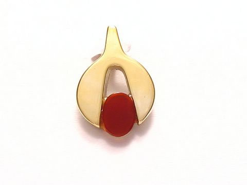 Kleiner Karneol Anhänger mit Gold Auflage Doublé, Hersteller Juwelier Harnisch, stilvolle Form mit rotem Karneol in der Mitte, ideal als schickes Schmuckstück für jeden Anlass.