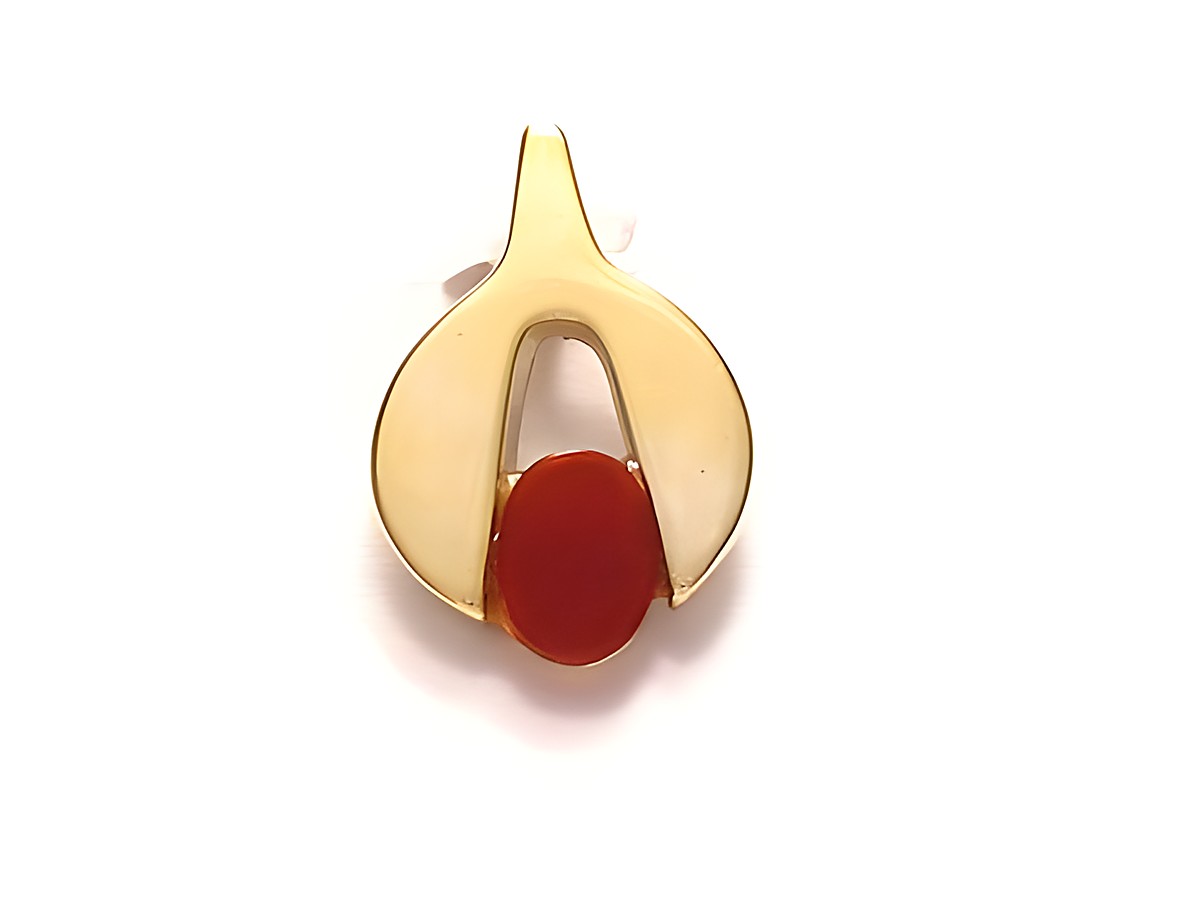 Kleiner Karneol Anhänger mit Gold Auflage Doublé, Hersteller Juwelier Harnisch, stilvolle Form mit rotem Karneol in der Mitte, ideal als schickes Schmuckstück für jeden Anlass.