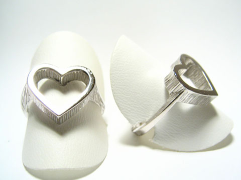 Silber Ring rhodiniert in Herzform, Größe verstellbar, ohne Stein, Hersteller Juwelier Harnisch, auf weißem Hintergrund abgebildet.