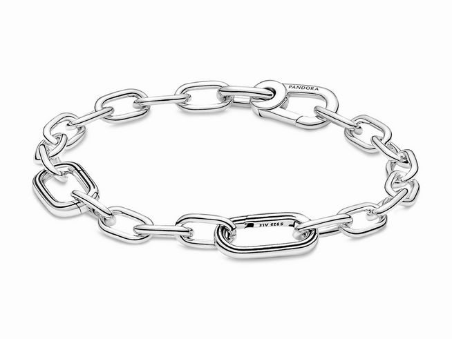 599662003-0 Gliederarmband von Pandora ME aus Sterling Silber mit einer Länge von 17,50 cm, präsentiert sich in einem eleganten Design mit verknüpften Gliedern.