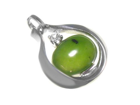 Jade Gold Anhänger aus Weißgold mit einem ovalen, grünen Jade-Stein und einem kleinen, funkelnden Zirkonia in eleganter Form. Größe des Anhängers beträgt 18 mm.