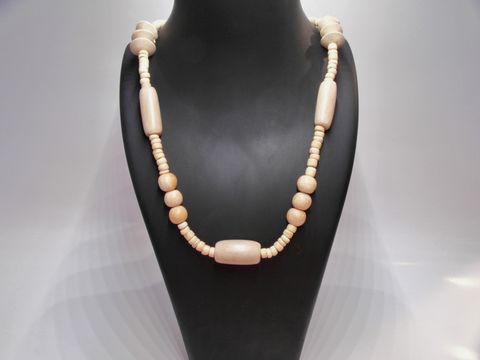 Naturbraune Holzkette mit einer Länge von 60 cm, aus verschiedenen Holzperlen gefertigt, präsentiert auf einem Halter, ideal als Schmuckstück von Juwelier Harnisch.