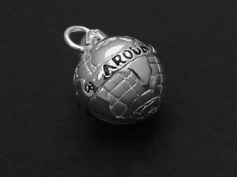 Silber Anhänger in Form einer Weltkugel mit dem Schriftzug AROUND THE WORLD in schwarz-rot, verziert mit Sonne, Mond und Sternen, Hersteller Juwelier Harnisch.