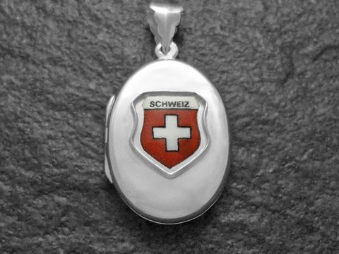 Silbernes Medaillon mit Wappen der Schweiz, das ein rotes Schild mit weißem Kreuz zeigt, gefertigt von Juwelier Harnisch, ideal für Sammler und als Schmuckstück.